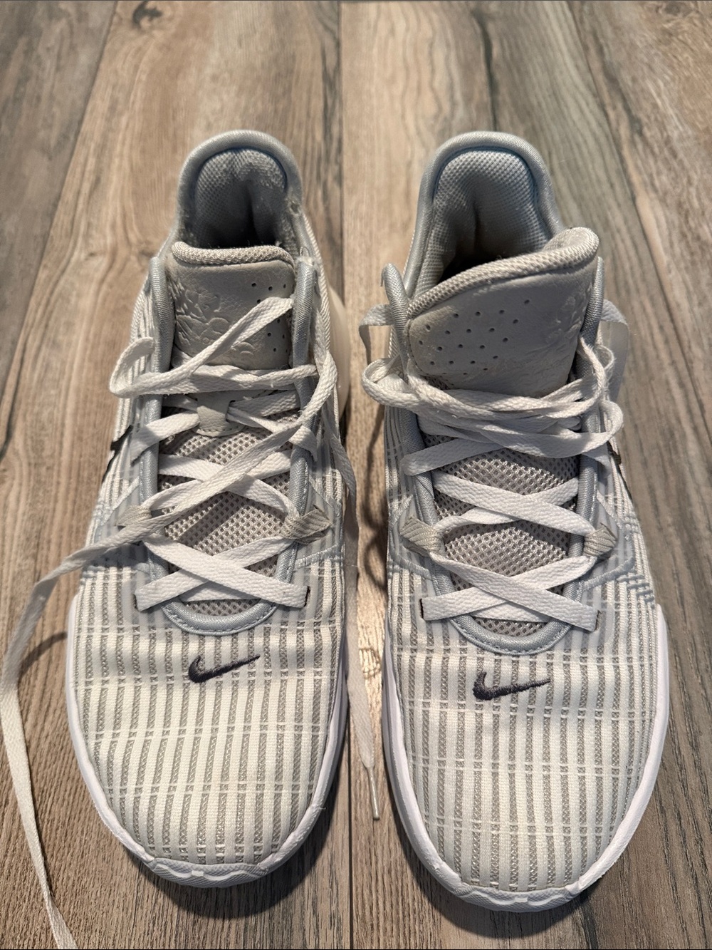 Nike Men's Light Grey Striped Athletic Sneakers